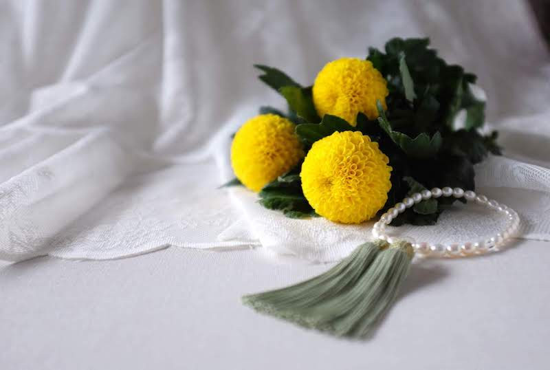 黄色い花と数珠